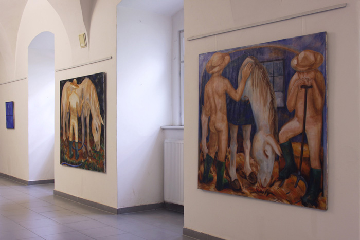 exhibition of a bachelor's thesis on the topic of oppression, exhibition in a military hospital, exhibition of horses in a military hospital in Brno